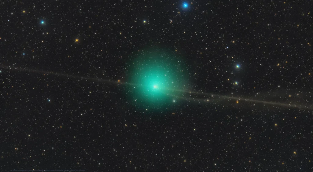 El cometa 10P/Tempel 2 continúa aumentando de brillo y ya se encuentra en la constelación de Capricornio. Durante los próximos días alcanzará su máxima aproximación a la Tierra y su perihelio, ofreciendo una excelente oportunidad para los aficionados a la astronomía.