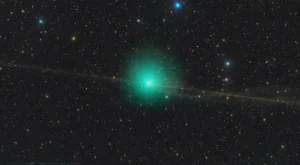 El cometa 10P/Tempel 2 continúa aumentando de brillo y ya se encuentra en la constelación de Capricornio. Durante los próximos días alcanzará su máxima aproximación a la Tierra y su perihelio, ofreciendo una excelente oportunidad para los aficionados a la astronomía.