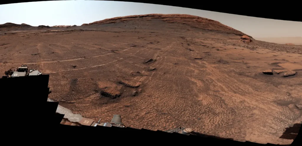El rover Curiosity de la NASA ha encontrado un sorprendente campo de polígonos con aspecto de panal de abeja en la superficie de Marte. Este inusual paisaje podría contener nuevas pistas sobre la historia geológica y el antiguo ambiente del planeta rojo.
