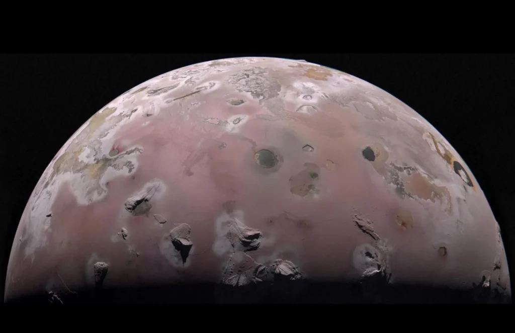 La misión Juno de la NASA ha obtenido las primeras mediciones del calor bajo la superficie de Io. Los datos revelan un intenso calentamiento interno y aportan nuevas pistas sobre la luna más volcánica del Sistema Solar.