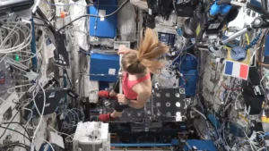 Gimnasio revolucionario en la Estación Espacial Internacional. La ESA ha comenzado a probar el innovador sistema E4D, un equipo compacto diseñado para mantener en forma a los astronautas durante misiones de larga duración hacia la Luna y Marte.