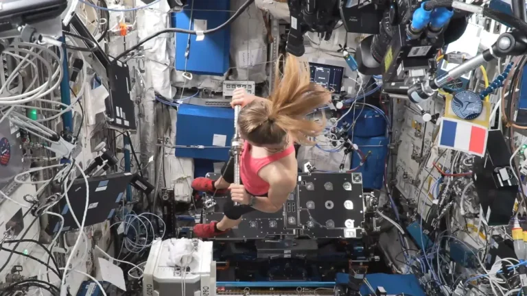 Home Portada 32 Gimnasio revolucionario en la Estación Espacial Internacional. La ESA ha comenzado a probar el innovador sistema E4D, un equipo compacto diseñado para mantener en forma a los astronautas durante misiones de larga duración hacia la Luna y Marte.