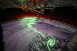 La astronauta de la ESA Sophie Adenot ha compartido una espectacular imagen de una aurora vista desde la Estación Espacial Internacional. El fenómeno fue tan intenso que iluminó el interior del laboratorio orbital con un resplandor verde, convirtiéndose en uno de los momentos más memorables de la misión.