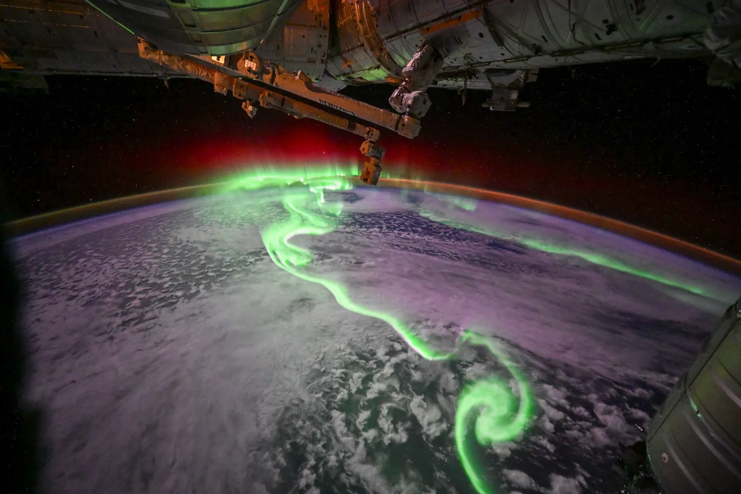 Home Portada 19 La astronauta de la ESA Sophie Adenot ha compartido una espectacular imagen de una aurora vista desde la Estación Espacial Internacional. El fenómeno fue tan intenso que iluminó el interior del laboratorio orbital con un resplandor verde, convirtiéndose en uno de los momentos más memorables de la misión.